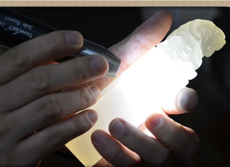 照玉強(qiáng)光手電筒不只可以鑒定琥珀，還可以鑒別各種的玉石、原石